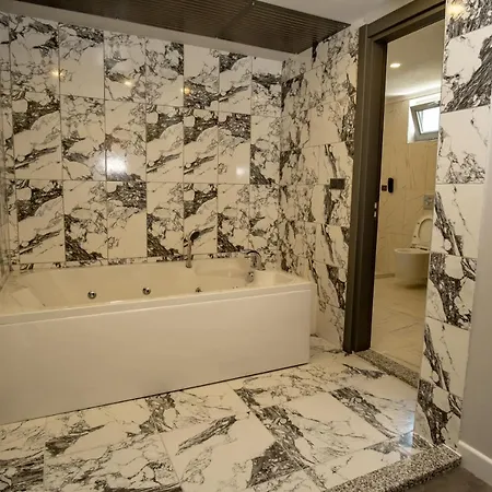Newarise Hotel 4*